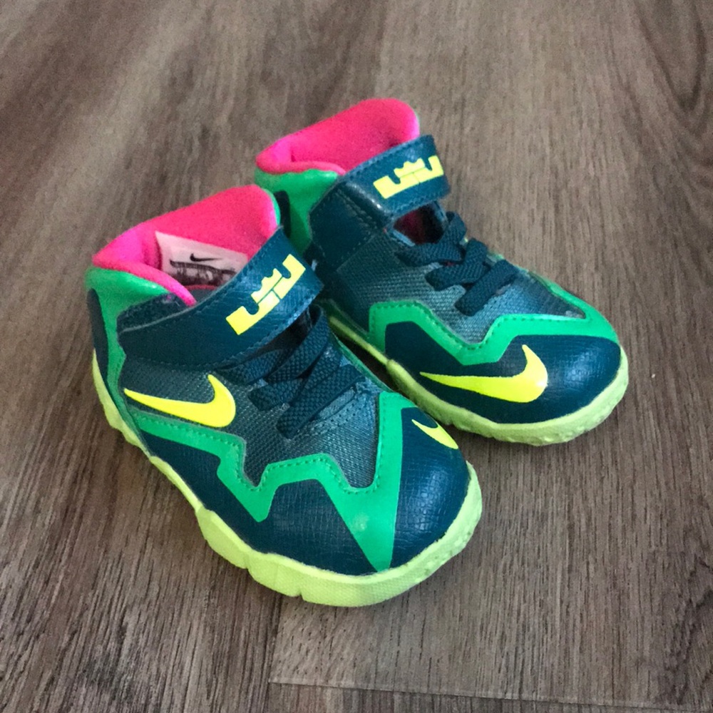 Nike toddler boys size 5 sneakers
